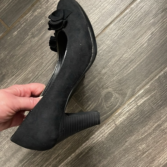 Croft & Barrow Sole(sense)ability heels. Faux Suede with Flower Embellish toe. - Picture 4 of 7